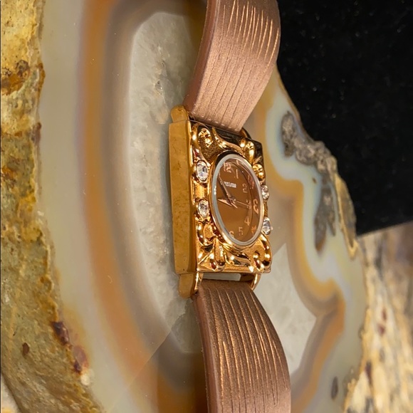 Charles Latour pink w leather band watch NIB - Picture 15 of 16